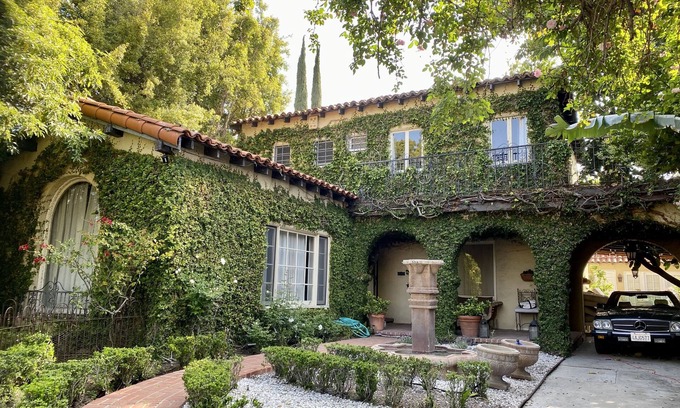 Greater Wilshire - Hancock Park Casa | Italian Villa in Hancock Park w Guest House, Pool and garden