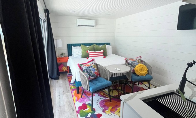 Norton Shores Apartamento | It’s time to start planning your summer vacation! Book your stay now!