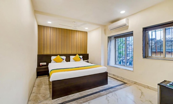 Bhowanipore Hotel | Itsy Hotels Neeranand Plaza, Bhawanipur