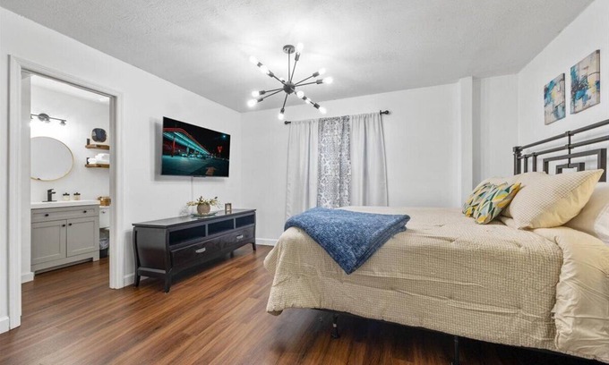 Marietta Casa | Ivor’s Cottage - Cozy 2BR - Game Room - Backyard - Youth Sports Accommodations