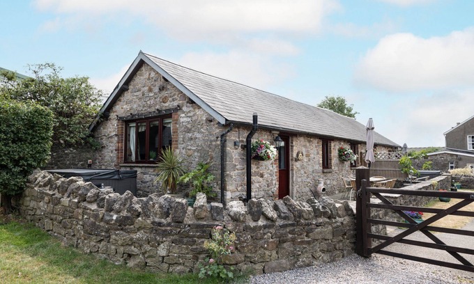 North Cornelly Cabaña | Ivy Cottage - sleeps 5 guests in 2 bedrooms
