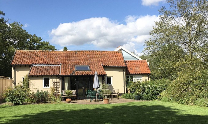 Diss Cabaña | IVY HOUSE BARN, pet friendly, character holiday cottage in Stradbroke
