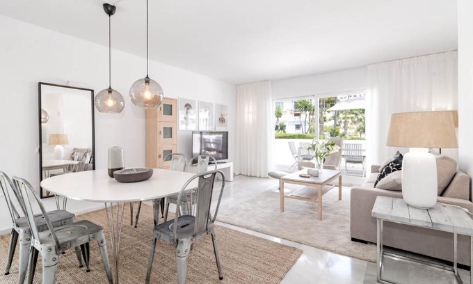 Nueva Andalucia Apartamento | IVY-Modern 3 bedroom apt private garden