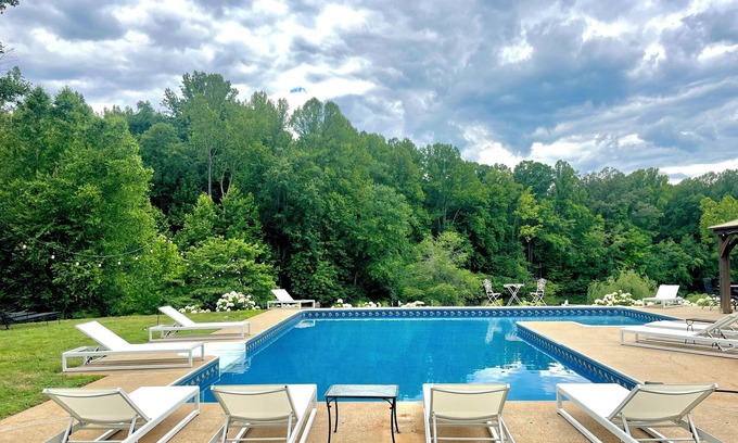 Batesville Casa | Retiro de Ivy Springs. Lago privado, piscina, jacuzzi. Minutos de la ciudad y viñedos.