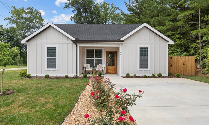 Chickamauga Casa | Ivy Villa | Adorable home in Chickamauga!