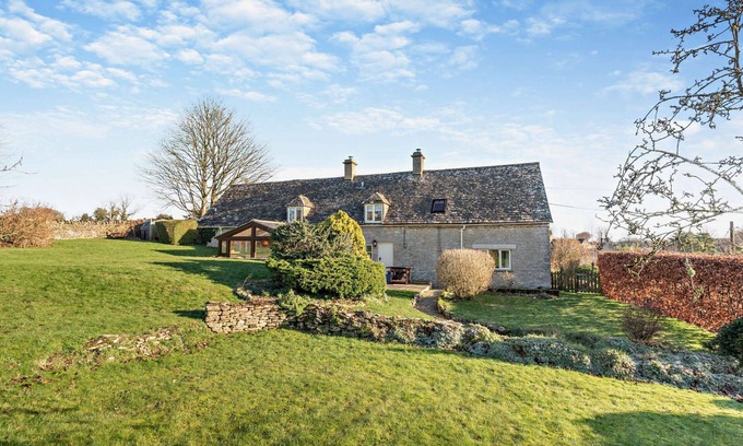Elkstone Cabaña | Ivycroft Cottage - a cottage that sleeps 6 guests in 3 bedrooms
