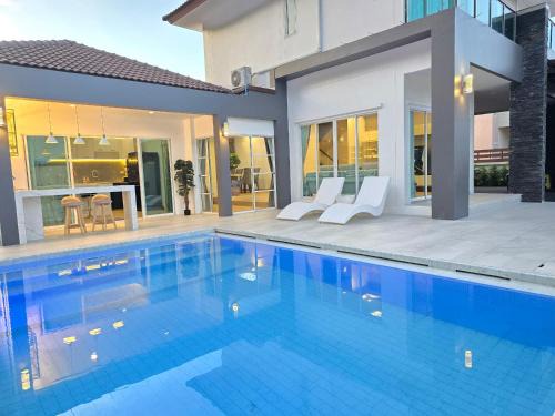 Chatuchak Villa | J-0-Y Modern Design Pool Villa