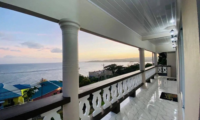 Scarborough Casa | J'adore Suites - King Bed