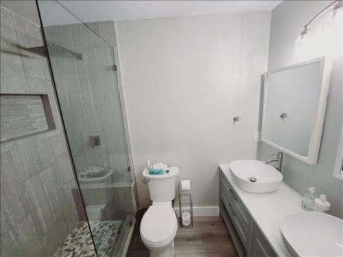Demere Park Apartamento | J7 completely renovated, 2 pools, pickleball, fishing, fitness center,easy walk to pier