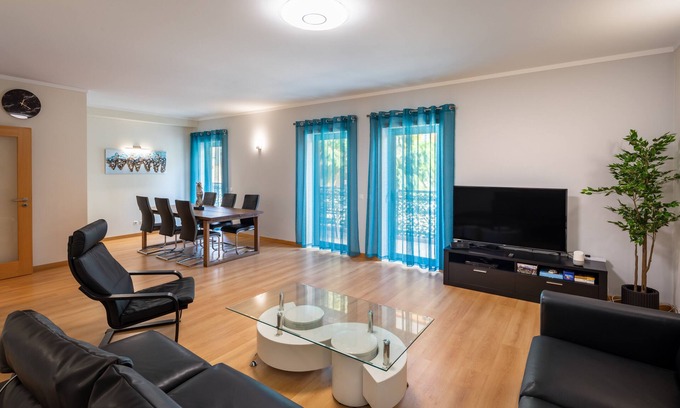 Olhao Apartamento | NUEVO 2019 Jacaranda Apt. Frontline w / A / C, calefacción, características de lujo. Licencia 89195 / AL