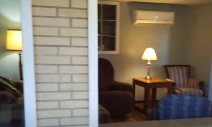 Dundee Apartamento | Jack's Joints Apt C River View ~ steps from Village festivities and eateries!