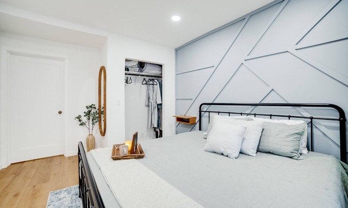 Kellogg Casa | Jackass Manor / 8 beds sleeps 11 / Hot tub / locally owned.