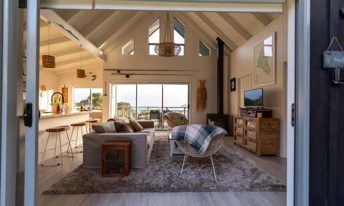 Tryphena Casa | JACKS SANCTUARY - amazing sea views, double outside bath, walk to the pub & cafe