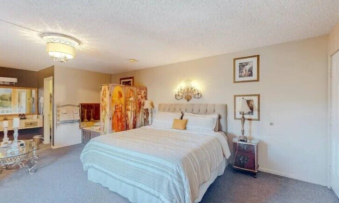 Eureka Springs Historic District Hotel | Jacuzzi Suite 206 at Tradewinds