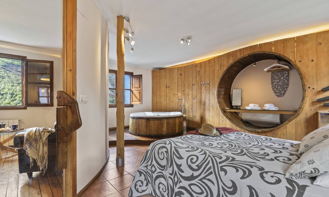 Santovena Casa | Bañera de hidromasaje con vistas en el Parque de Ponga