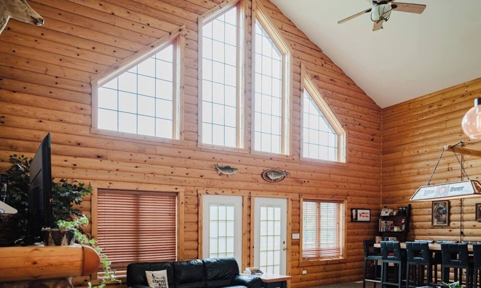 Oglesby Cabina | Jacuzzis & Family Kitchen & Entertainment Area