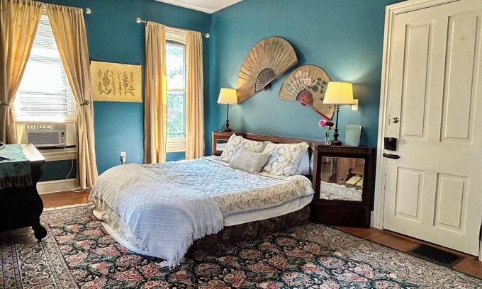 Adamstown Cama Y Desayuno | Jade Room at The Amethyst Inn B&B, jacuzzi, fireplace, antiques and Lancaster