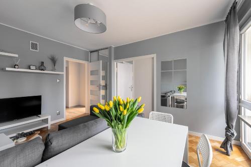 Nowa Praga Apartamento | Jagiellońska 64 Prywatne mieszkanie z oddzielną sypialnią i balkonem Samodzielne Zameldowanie! Self Check-in System!