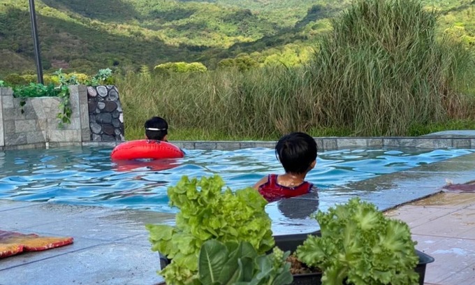 Jala-jala Otro | Jala Jala Casita Blanca Tiny House and Farm Stay with Mountain View and Pool