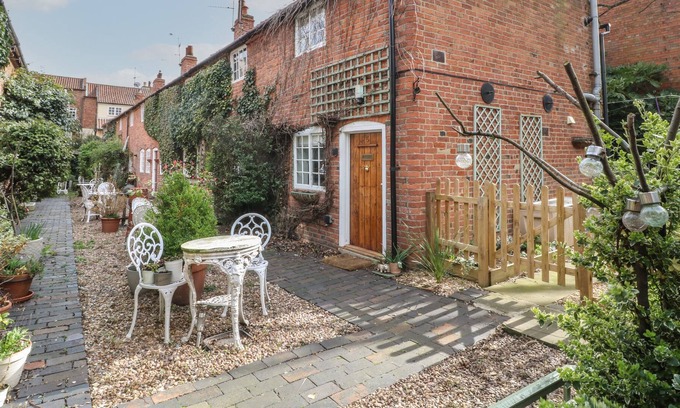 Newark Cabaña | JALLANDS ROW, romantic, character holiday cottage in Newark-On-Trent