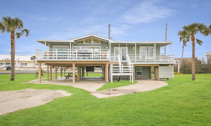 Jamaica Beach Casa | Jamaica Beach Home with Wraparound Beach-View Deck