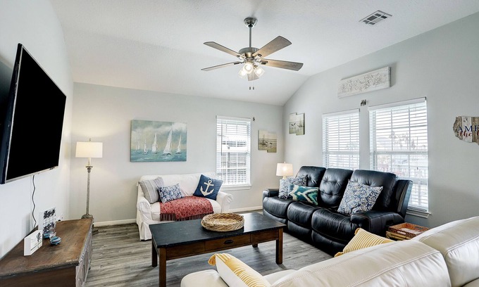 Jamaica Beach Casa | Jamaica Beach Waterfront Home! w/ Paddleboards, Kayak, Pedal Boat, Fishing Gears