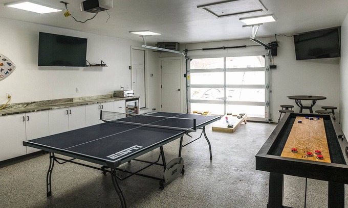 Ashwaubenon Casa | ¡Camina hacia Lambeau! Casa de portón trasero 100% recientemente remodelada