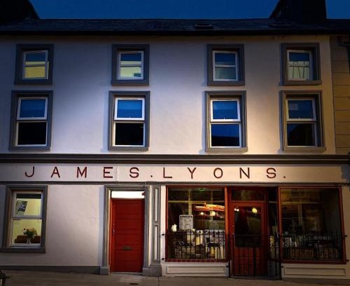 Ballyhaunis Cama Y Desayuno | 'James Lyons' The old main St