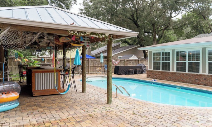 North Northwest Pensacola Casa | Jan's Oasis Family Retreat Pool, Bar, Games & Fun!