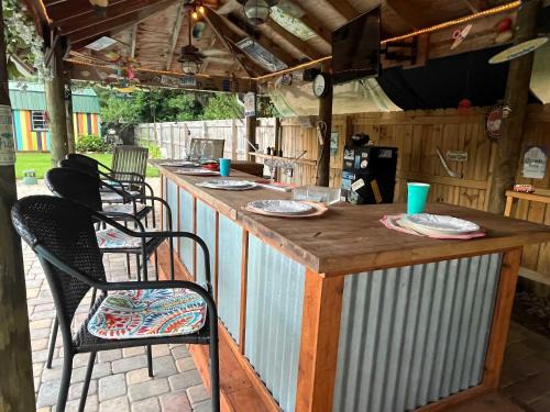 North Northwest Pensacola Casa | Jan's Oasis Family Retreat Pool Bar Games & Fun
