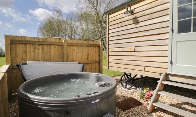 Staple Hill Cabaña | JASMINE HUT, MYRTLE FARM, romantic, with hot tub in Warmley