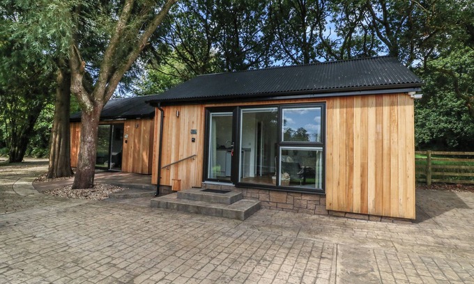 Swimbridge Cabaña | JASMINE, romantic, with hot tub in Barnstaple