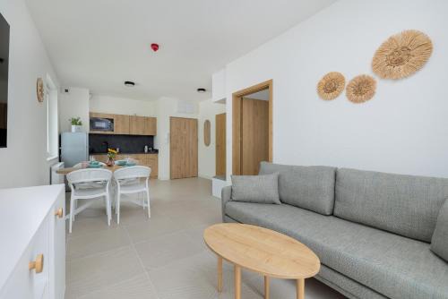 Dabki Apartamento | Jasny Apartament z Jedną Sypialnią w Dąbkach Tuż przy Plaży z Parkingiem by Noclegi Renters