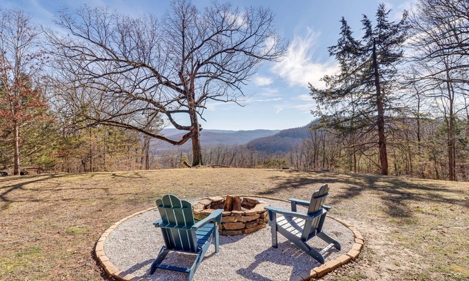 Jasper Cabina | Jasper Cabin w/ Fire Pit, Grill & Mountain Views!