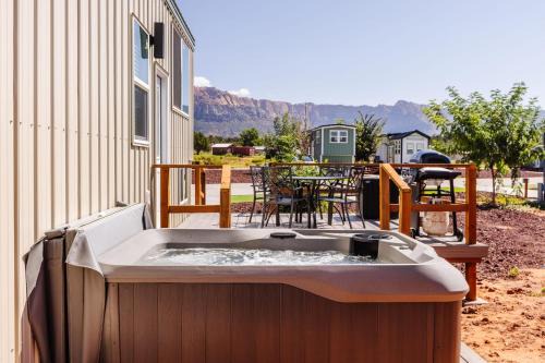 Apple Valley Casa | Jasper tiny home with private hottub