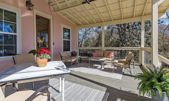 St. Francisville Casa | Jasperilla Pink House