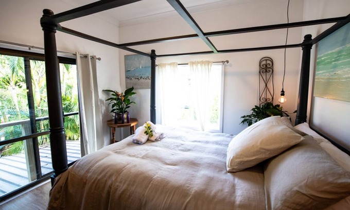 Brunswick Heads Apartamento | Apartamento loft Garden de 2 dormitorios con balcón con vistas al jardín tropical
