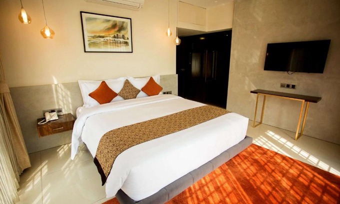 Gulshan Hotel | Jatra Flagship Dhaka Lake View