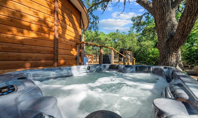 Dripping Springs Cabina | Jaw-Dropping Yurt! King Bed and Spa!