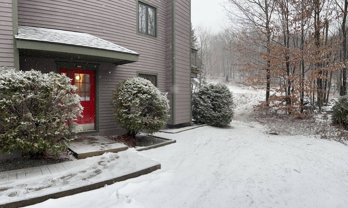 North Troy Condominio | Jay Peak's Premier Ski-In / Ski-Out Location-just steps from the trail