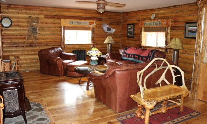 Soldotna Casa | 2 dormitorios personalizados, 2 baños Log home para su escapada de Alaska