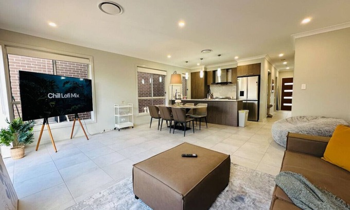 Bardia Casa | JC House - 4 Br, AC & Wi-Fi Close Coles & Train
