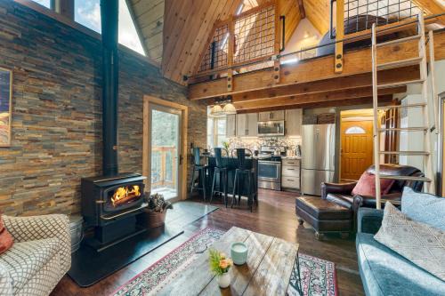 Truckee Casa | Jeffrey Pines Lofted Cabin Minutes to Lake A-Frame-Inspired Design Deck