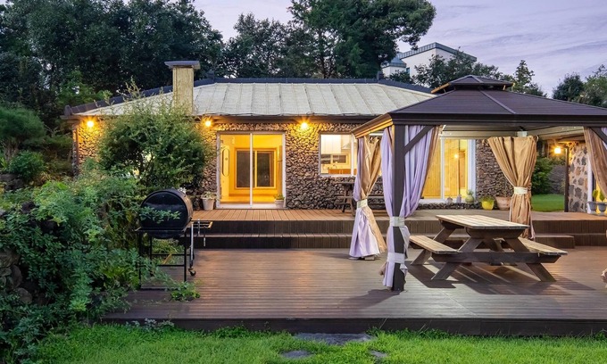 Namwon Casa | Jeju Doldamhankil Pension