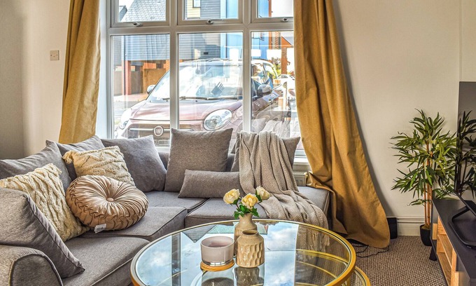 Ashford Cabaña | Jemmett House is a lovely high end two bed house in a great location.