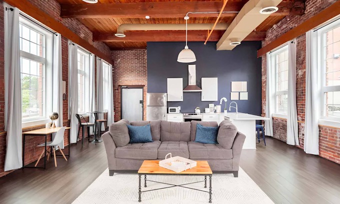 College Hill Apartamento | Jennifer's Riverfront Loft Apartment Historic Building