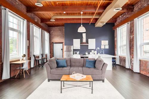 College Hill Apartamento | Jennifer's Riverfront Loft Apartment Historic Building