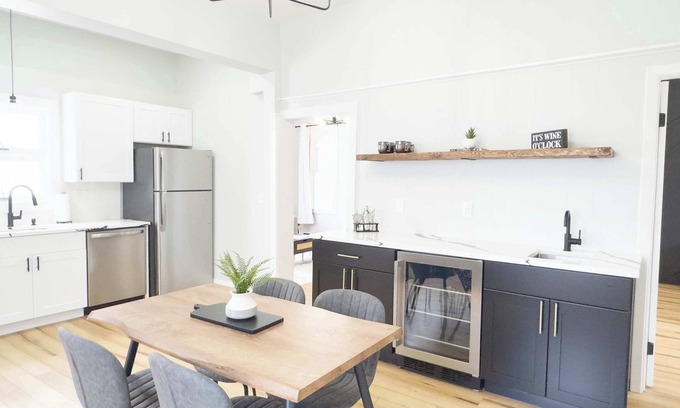 Federal Hill Apartamento | Jennifer's Stylish & Modern Broadway Getaway