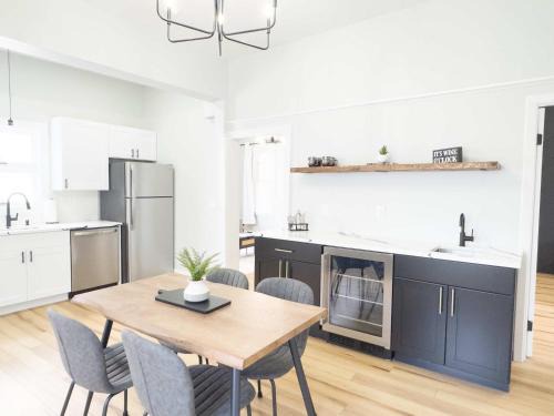 Federal Hill Apartamento | Jennifer's Stylish & Modern Broadway Getaway