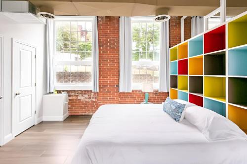 College Hill Apartamento | Jennifer's Vibrant Historic Brick Loft Private Apartment